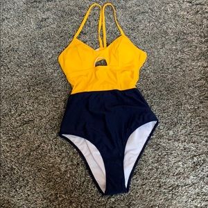 Cupshe size medium bathing suit. Brand new.